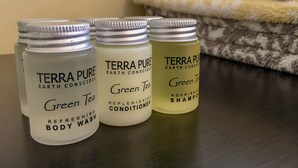 Tre produkter från Terra Pure: Återfriskande duschgel, balsam med grönt te och närande schampo.