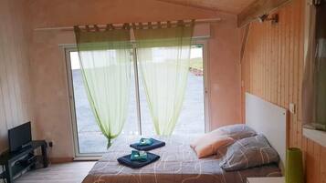 4 bedrooms, desk, iron/ironing board, free WiFi