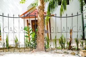 Ein begrenzter Eingangsbereich mit der Aufschrift "CASA BLANCA" auf dem Tor.