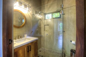 Douche, séchoir à cheveux, serviettes fournies, savon
