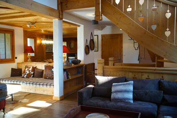 TV, fireplace, DVD player, books