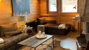 Una televisión, una chimenea, un reproductor de DVD, libros