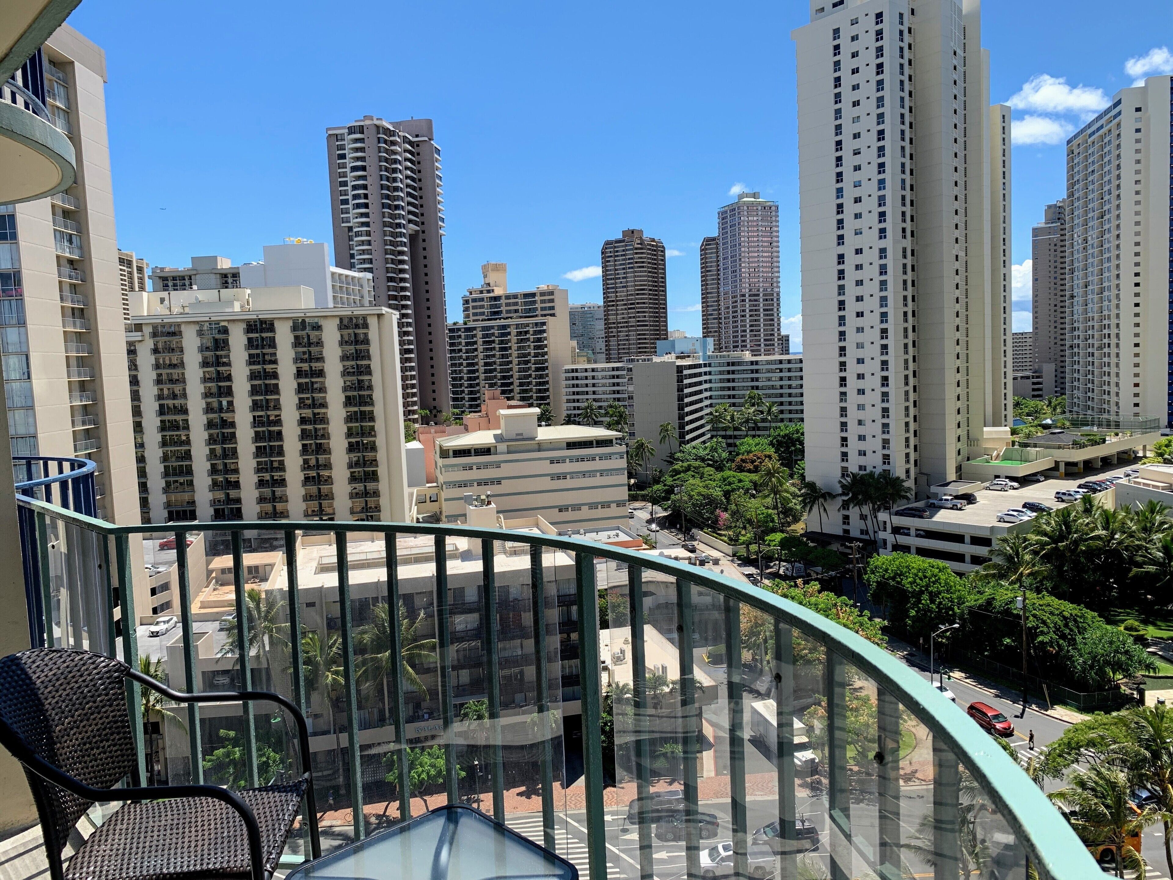 Un grattacielo con vista sullo skyline cittadino, che include altri edifici alti e un cielo sereno.
