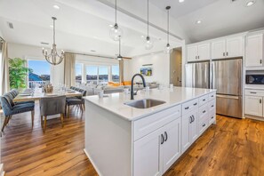 Full-sized fridge, microwave, oven, stovetop