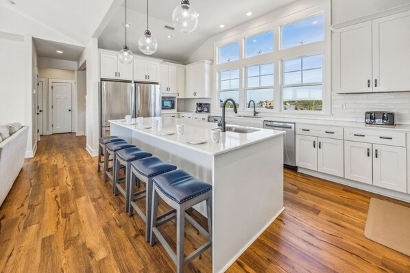 Full-sized fridge, microwave, oven, stovetop