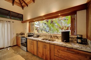 Refrigerador, microondas, horno y cafetera y tetera 