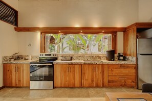 Kühlschrank, Mikrowelle, Ofen, Wasserkocher mit Kaffee-/Teezubehör