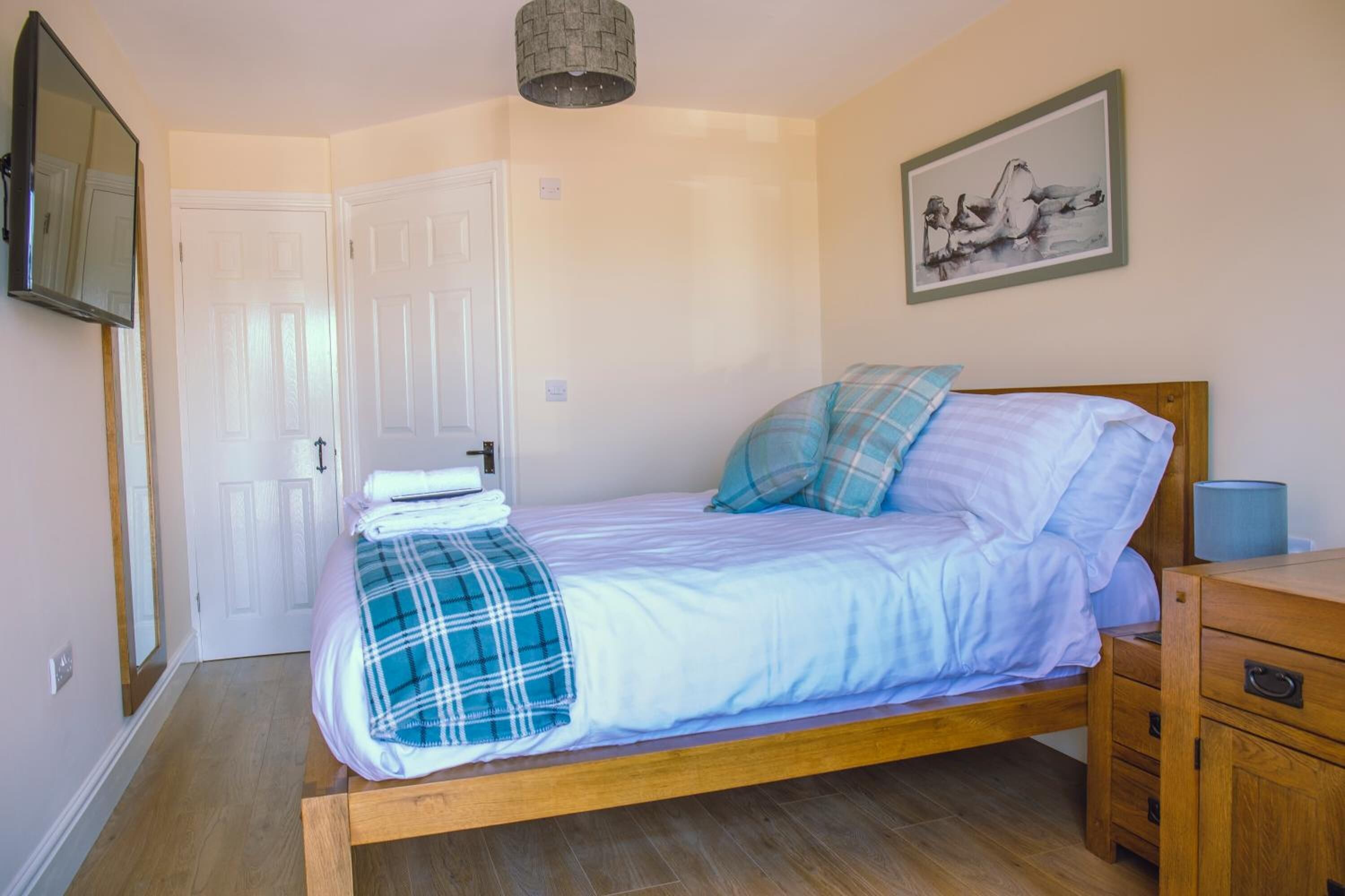 1 bedroom, premium bedding, memory-foam beds, desk