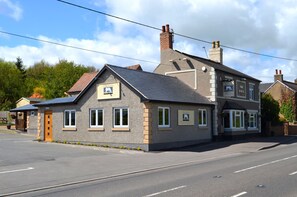 供应早餐、午餐和晚餐