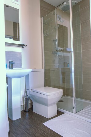 Shower, designer toiletries, hair dryer, towels - The Barn Courtyard (Loughborough)