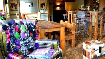 Serves breakfast, lunch and dinner