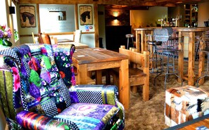 供应早餐、午餐和晚餐