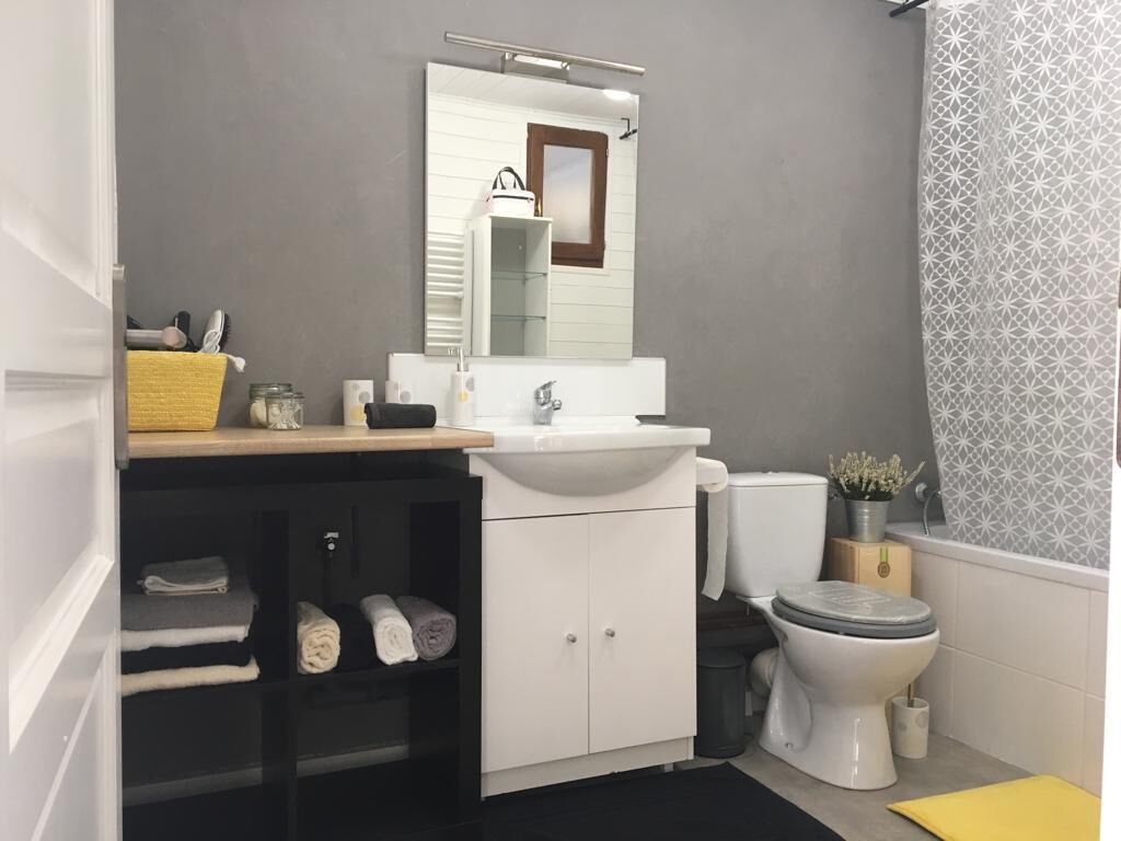 All modern comfort in a traditional setting with private garden, Minzier