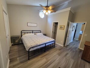 2 bedrooms, iron/ironing board, WiFi, bed sheets - Quiet Lake Front Home on Sugar Creek/Elk River (Athens)