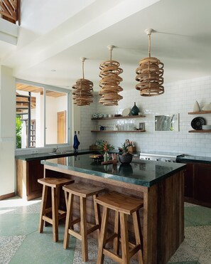 Frigorífico, horno, placa de cocina y cafetera o tetera