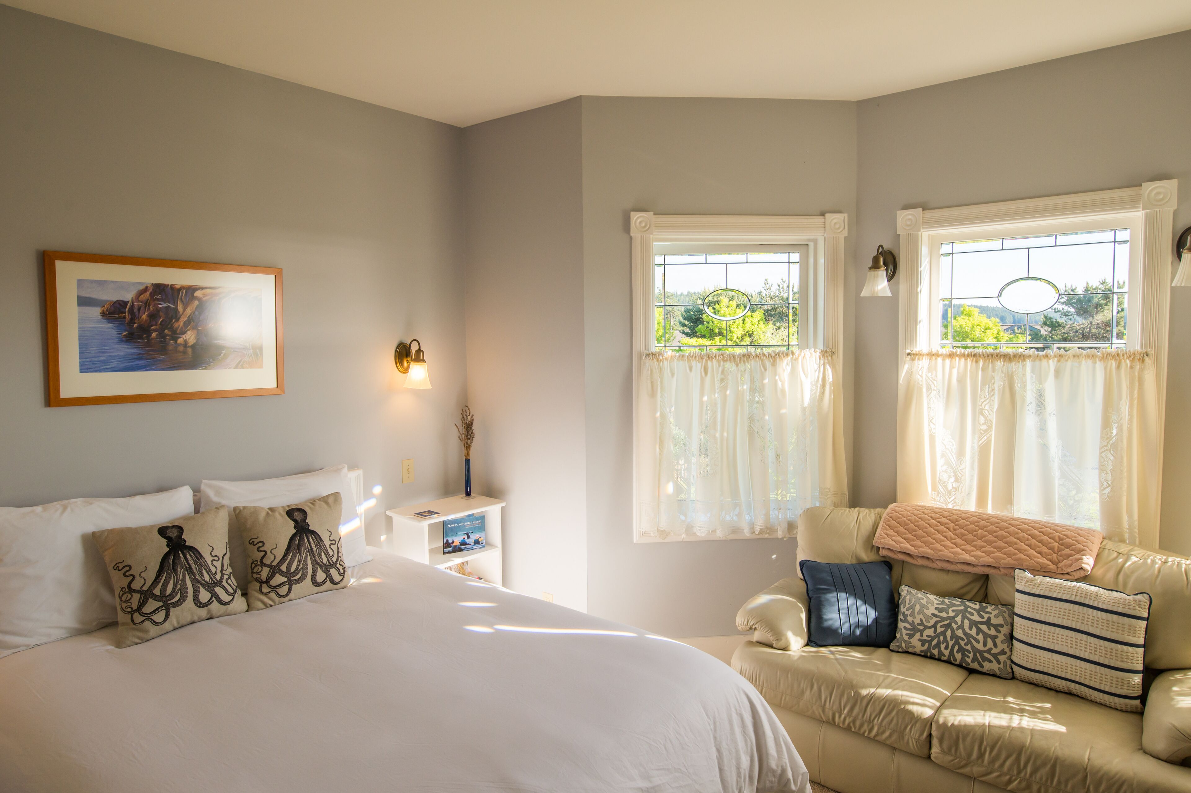 ~Sunny Bay Views~ Walk to Everything B-fast WIFI