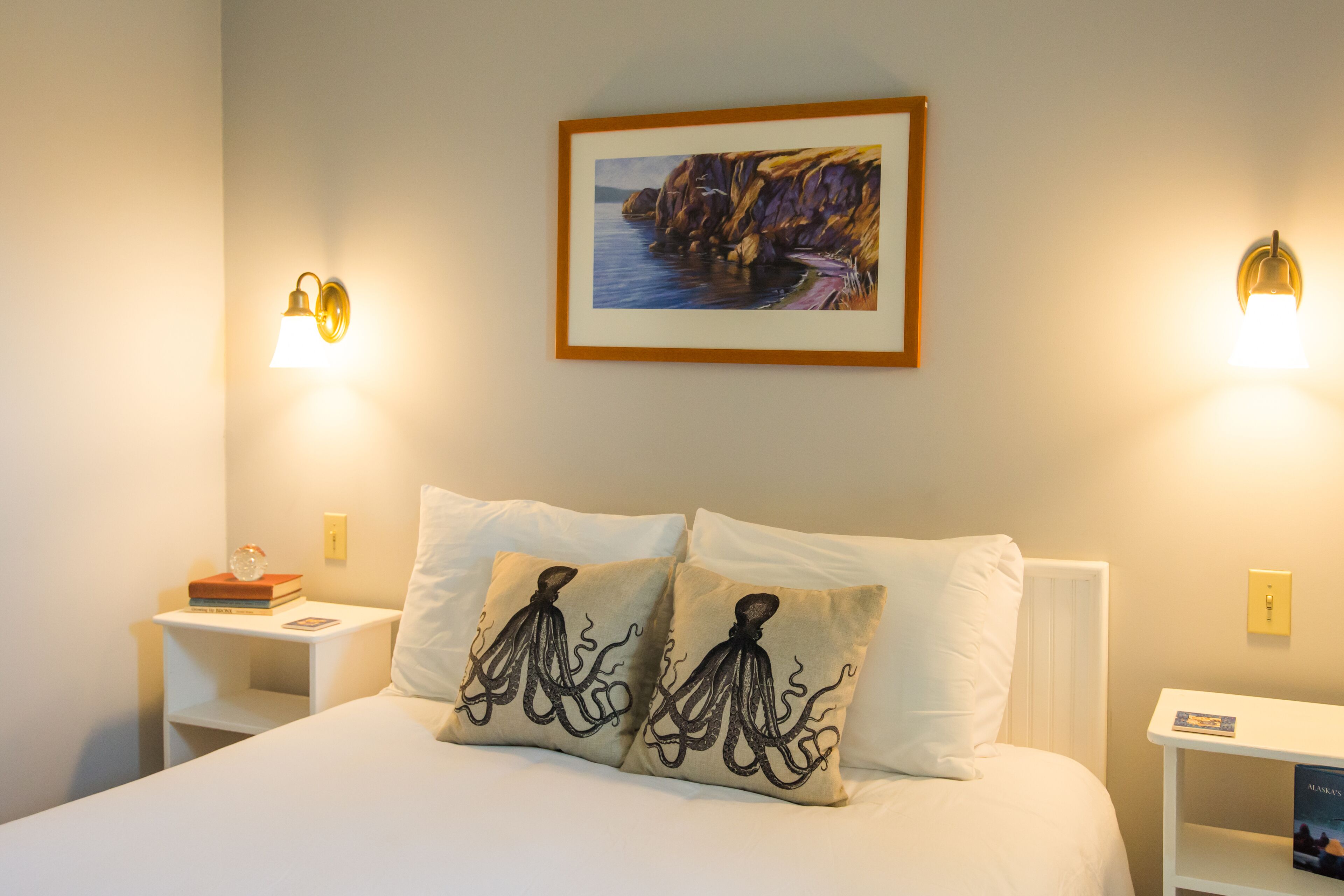 ~Sunny Bay Views~ Walk to Everything B-fast WIFI