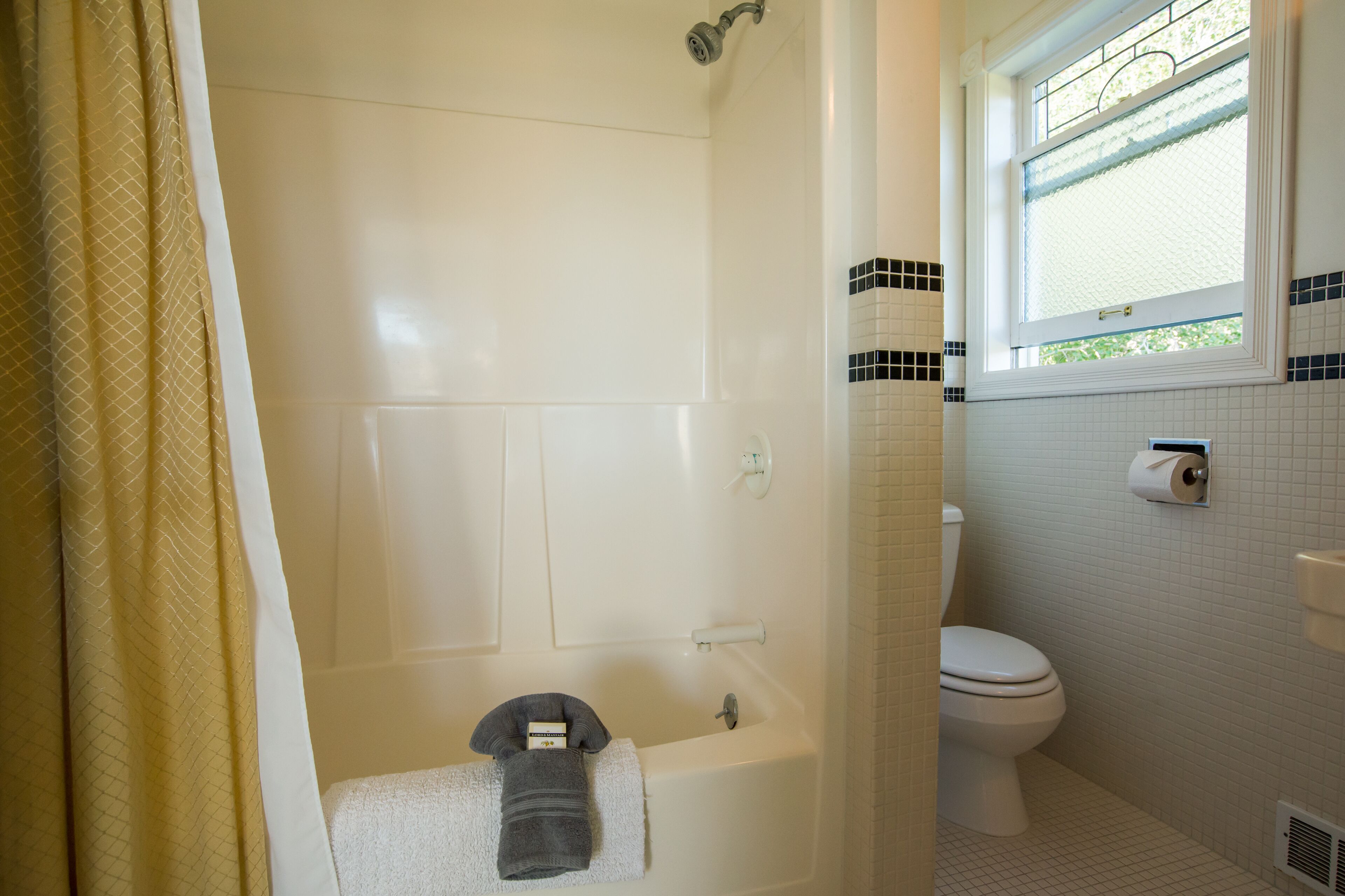 ~Sunny Bay Views~ Walk to Everything B-fast WIFI