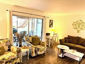 Smart TV, fireplace, DVD player, books