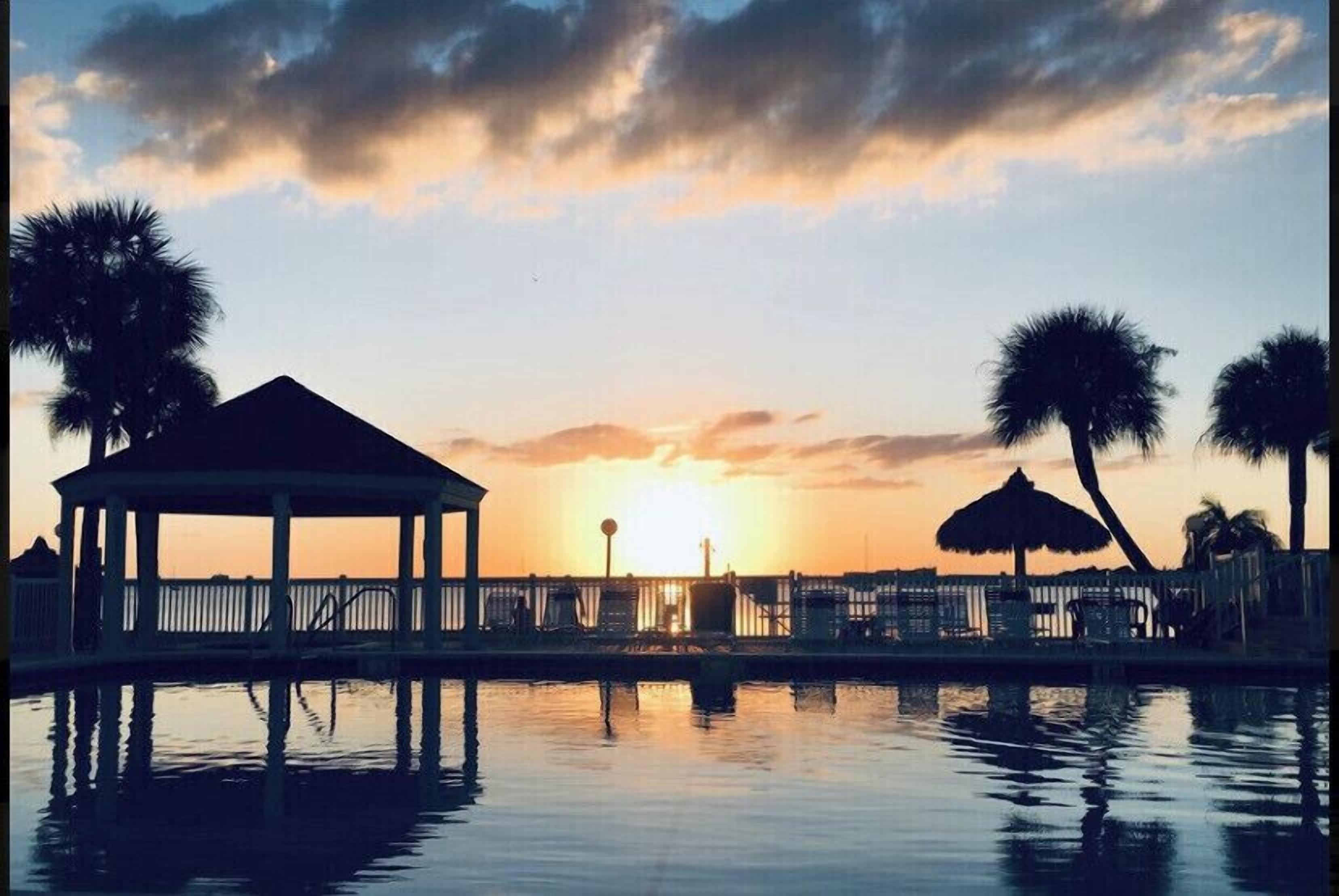 Utendørsbasseng og et oppvarmet basseng