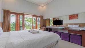 Superior kamer, 1 kingsize bed, uitzicht op zwembad | Luxe beddengoed, een minibar, een bureau, een laptopwerkplek
