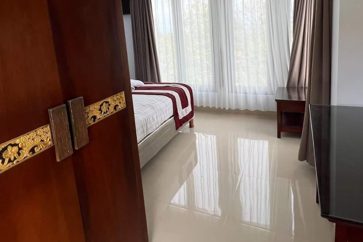 Ropa de cama de alta calidad, minibar y decoración personalizada