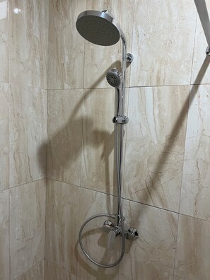 Shower, rainfall showerhead, free toiletries, hair dryer - Mandhasativa Homestay (Sawan)