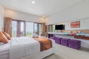 Habitación Deluxe, 1 cama King size, vista a la colina | Ropa de cama de alta calidad, minibar y decoración personalizada 