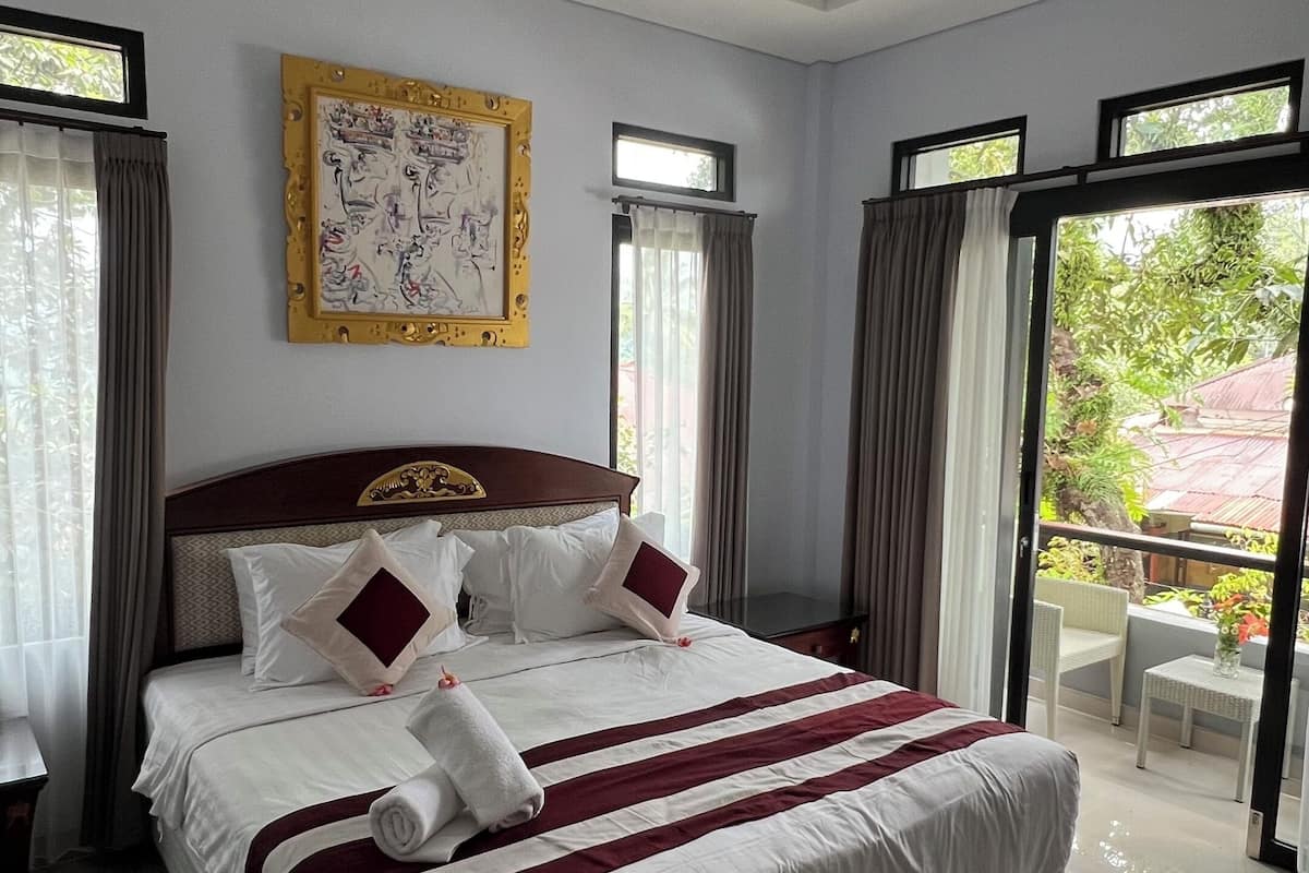 Habitación superior, 1 cama Queen size | Ropa de cama de alta calidad, minibar y decoración personalizada