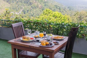 Free daily local cuisine breakfast - Mandhasativa Homestay (Sawan)