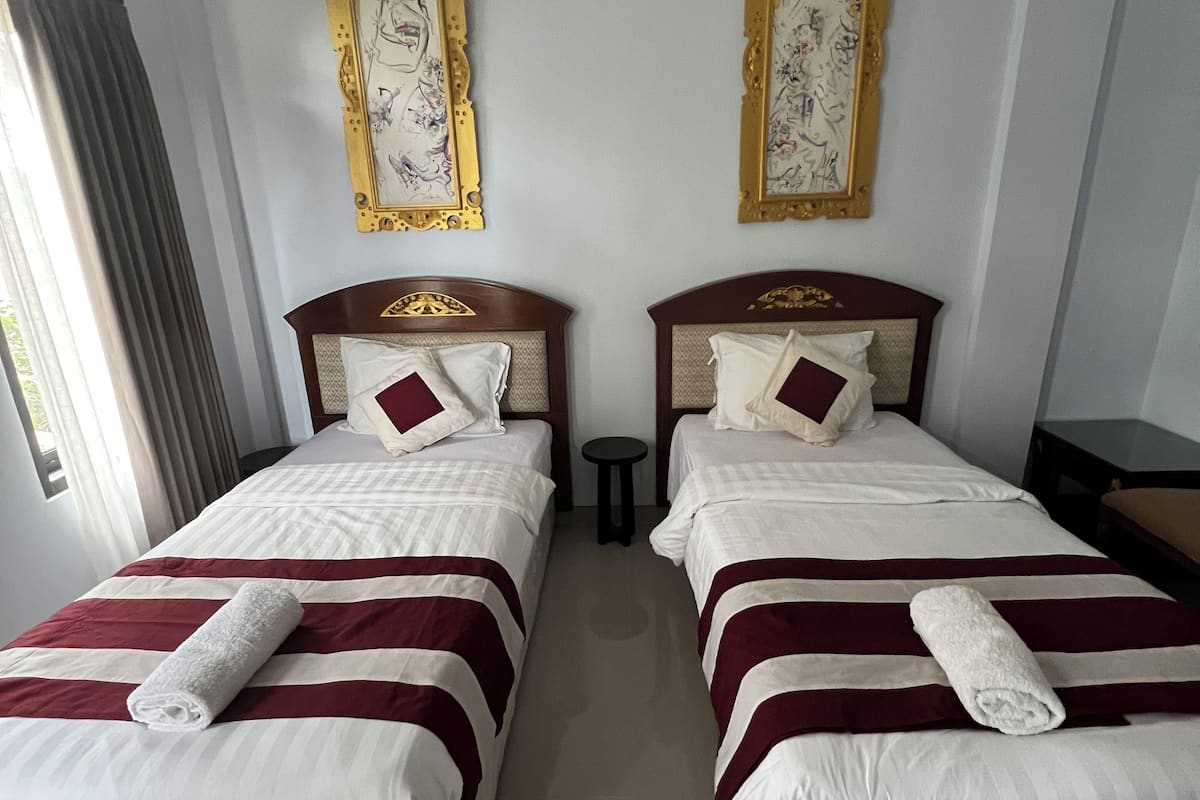 Habitación superior con 2 camas individuales, vista al jardín | Ropa de cama de alta calidad, minibar y decoración personalizada