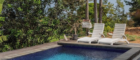 Piscine extérieure, chaises longues