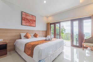 豪華客房, 1 張特大雙人床, 山景 | 高級寢具、��迷你吧、獨特設計、書桌