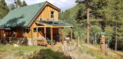 Timber Valley Cabin Off grid secluded hideaway, about an hour from Denver