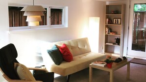 TV, books - Sweet, Spacious Garden Apartment Rockridge/Temescal  (Oakland)