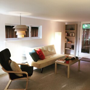 TV, books - Sweet, Spacious Garden Apartment Rockridge/Temescal  (Oakland)