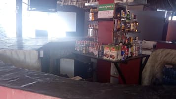 2 bars/lounges
