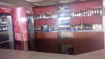 2 bars/lounges