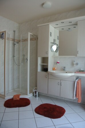 Badewanne, Haartrockner, Handtücher, Seife