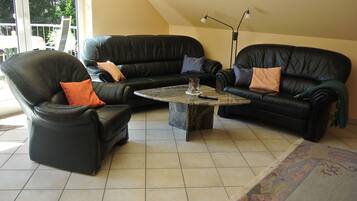 Fernseher, DVD-Player, Bücher, Stereoanlage