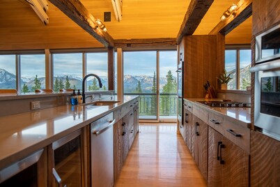 Breathtaking Views, 70 Acres, Huge Deck with Hot Tub, 5,100+ sqft ⛰️⛰️⛰️