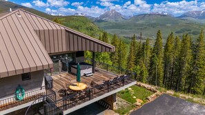Outdoor dining - Modern Ridge-Top Masterpiece: Epic Views, 70 Private Acres, 10 Minutes to Town (Crested Butte)