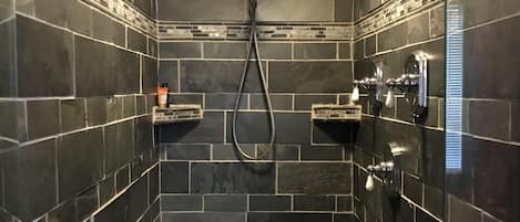 シャワー付き浴槽、タオル、トイレットペーパー