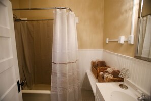 Ensemble douche/baignoire, sèche-cheveux, serviettes fournies, savon