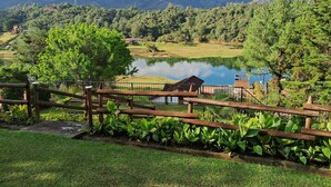Una vista panorámica de un lago rodeado de exuberante vegetación y montañas.
