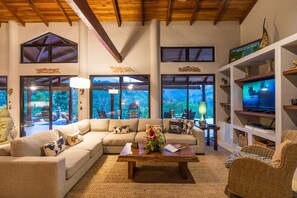 Smart TV - Luxury Comfortable Villa, Outstanding Valley View, 17 minutes to Dominical (Dominical)