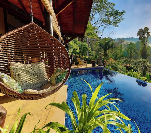 3BR Home, Valley Views, 15 Minutes Drive to Dominical