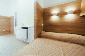 Huoneisto, 1 parisänky, tupakointi kielletty | Työpöytä, silitysrauta/-lauta, ilmainen Wi-Fi, vuodevaatteet