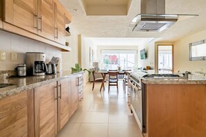 雪櫃、微波爐、焗爐、爐具