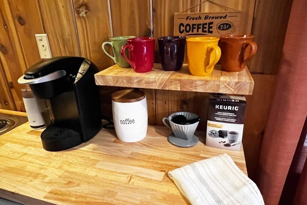 Owl's Nest: Fun Mid-Century Home with Views Walk to Village